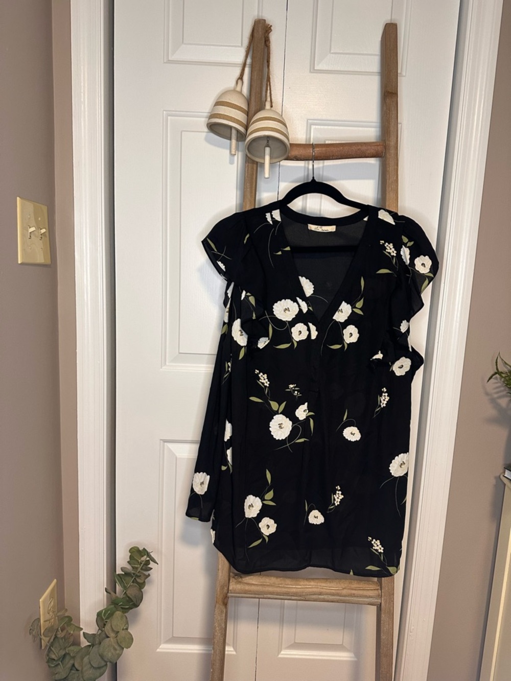 Black Floral V-Neck Short Sleeve Blouse